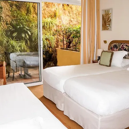 Hotel La Perouse Baie Des Anges 4*